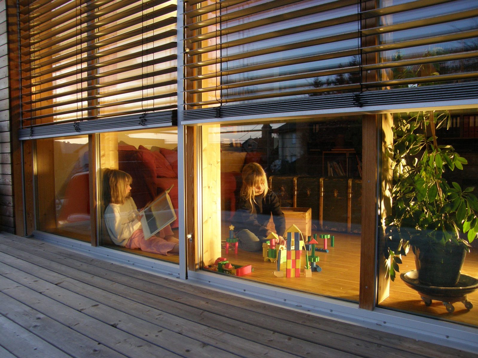 Première maison passive en France, Minzier (Haute-Savoie), 2006 — terrasse et grandes baies vitrées
