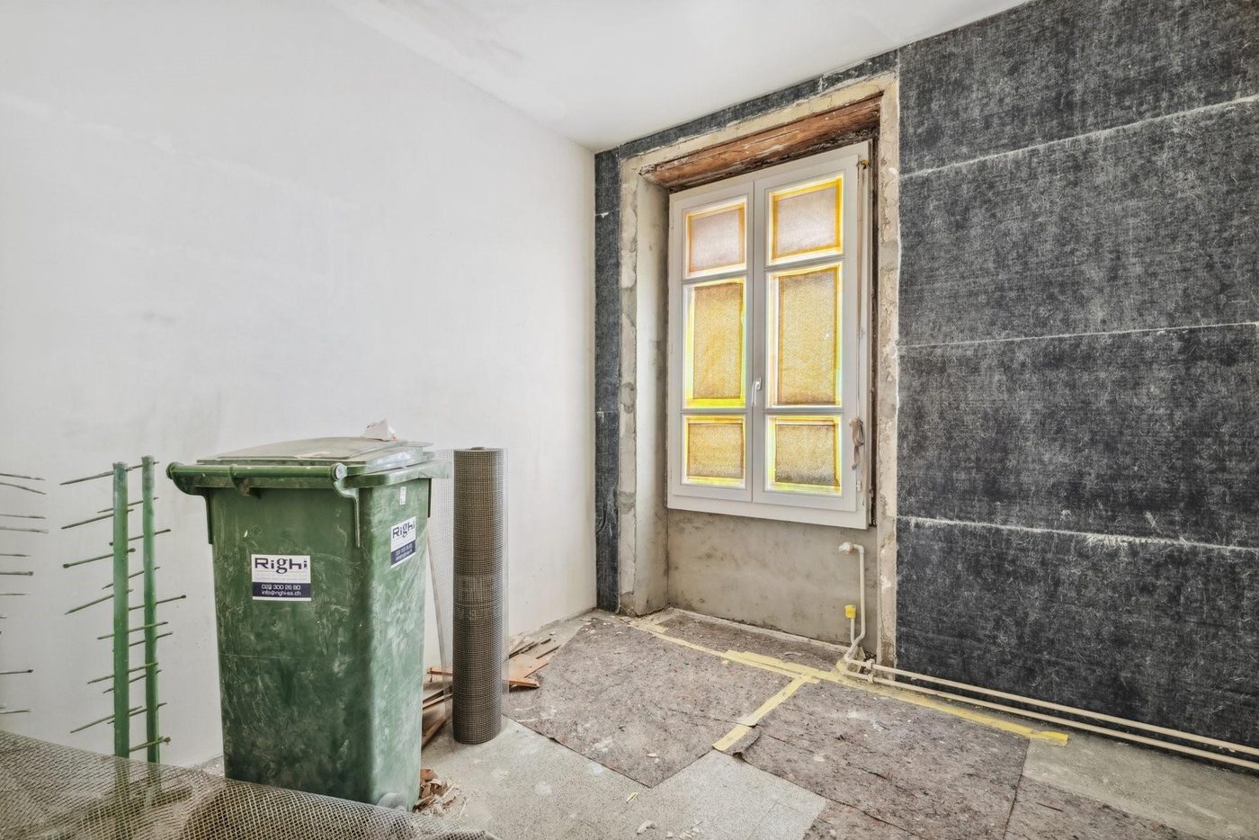 Chantier de rénovation énergétique — pose de l'isolation intérieure